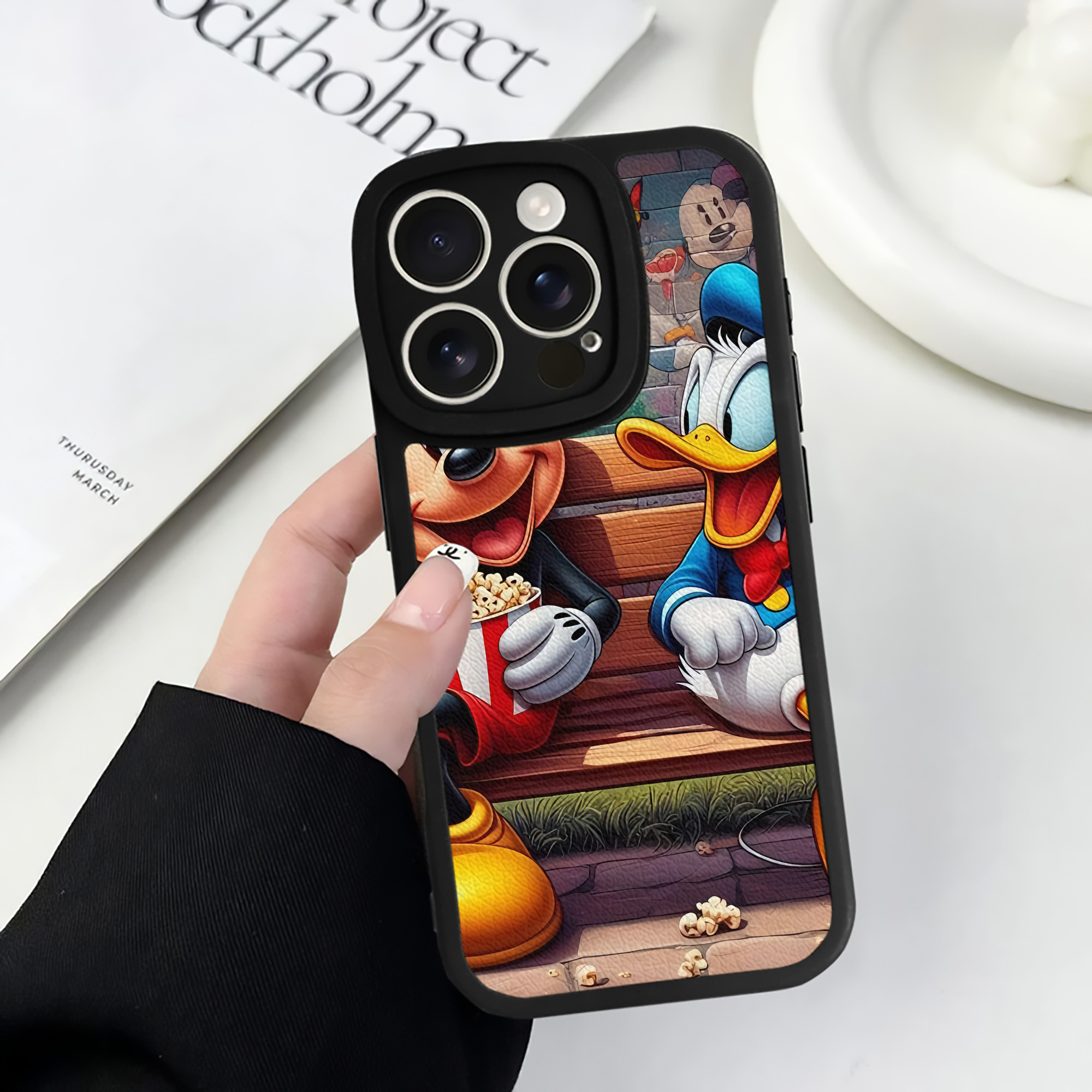 （画像用） ミッキーマウス Mickey Mouse 【iPhone 16シリーズ対応】シリコンスマホケース（レザー調） 材質：シリコン